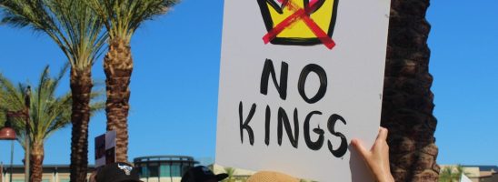 La truffa di “No Kings”: gli oligarchi stanno finanziando la loro stessa “resistenza”
